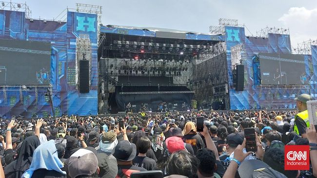 Sejak tengah hari, para pengunjung Hammersonic 2023 Day 2 sudah berdatangan meski sinar matahari begitu terik di Pantai Carnaval Ancol.