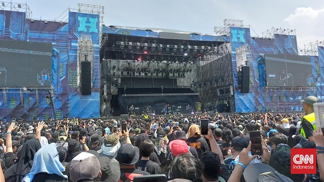 Sejak tengah hari, para pengunjung Hammersonic 2023 Day 2 sudah berdatangan meski sinar matahari begitu terik di Pantai Carnaval Ancol.