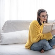 5 Kebiasaan Unik Ini Hanya Dimengerti Orang yang Hobi Baca Buku, Ada yang Biasa Kamu Lakukan?