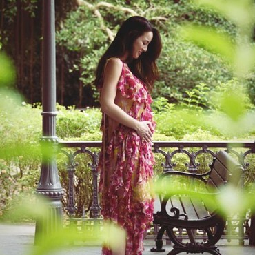 Pamer Perut Buncit, 7 Potret Bahagia Julie Estelle Hamil Anak Pertama