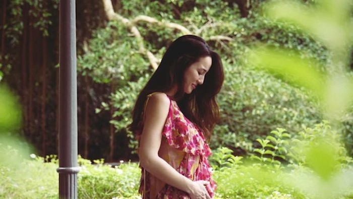 Julie Estelle mengumumkan kelahiran anak pertama
