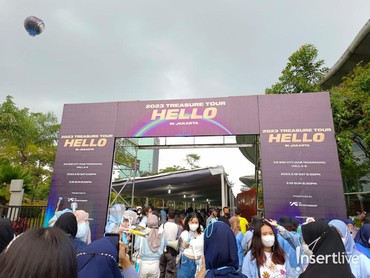 TEUME Kompak Pakai Baju Biru di Konser TREASURE di Jakarta