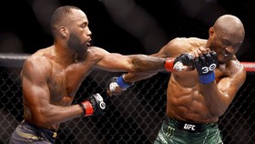 FOTO: Duel Tanpa Ampun, Edwards Kalahkan Usman di UFC 268