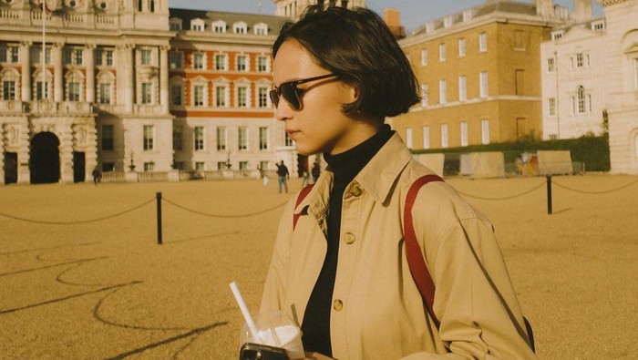 Lutesha dengan long coat/Sumber: IG @lutesha