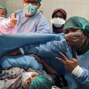 Kisah Cinta Marshel Widianto dari Pacaran hingga Diam-diam Menikah & Punya Anak