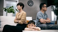7 Dampak Psikologis Anak saat Orang Tua Selingkuh & Cara Mengatasinya agar Tak Trauma