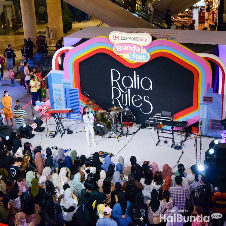 <p>Sebelum bernyanyi, Ralia menyapa para penonton terlebih dahulu dan sedikit bercerita tentang kesibukkannya saat ini, Bunda. Tampil di depan khalayak tak lagi membuatnya canggung atau takut, karena Ralia sudah terbiasa eksis sejak balita. (Foto: Andhika Prasetia)</p>