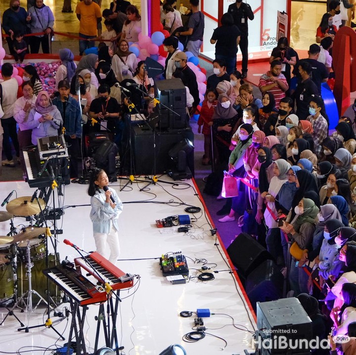 <p>Gadis 10 tahun ini menyanyikan empat buah lagu, salah satunya adalah lagu <em>Bertaut</em> milik penyanyi Nadin Amizah. Ralia menyanyikan lagu ini dengan suaranya yang merdu dan penuh penghayatan. (Foto: Andhika Prasetia)</p>