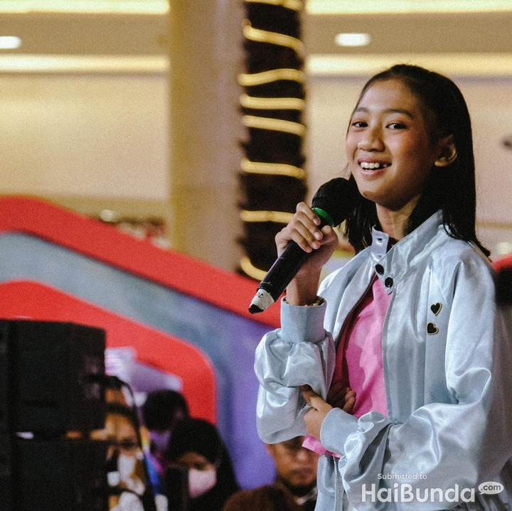<p>Lagu lainnya yang dinyanyikan oleh Ralia adalah Agar Kau Berguna. Ini adalah lagu yang dinyanyikan Ralia saat pertama kali meniti karier sebagai penyanyi cilik, Bunda. (Foto: Andhika Prasetia)</p>