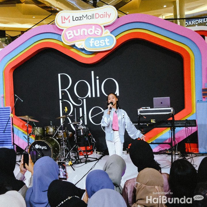 <p>Sebelum mengakhiri penampilannya, anak sulung Ryan D'Masiv ini menjelaskan terlebih dahulu tentang lagu-lagu yang akan dia nyanyikan selanjutnya, yakni lagu <em>Mama</em> dan <em>Kau Rumahku</em>. Wah keren ya, terus semangat berkarya Ralia. (Foto: Andhika Prasetia)</p>