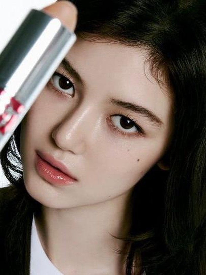 Sapuan lipstik dari YSL Beauty membuat fitur wajah campuran idol K-Pop berdarah Australia - Korea ini semakin menarik./ foto: instagram.com/voguekorea