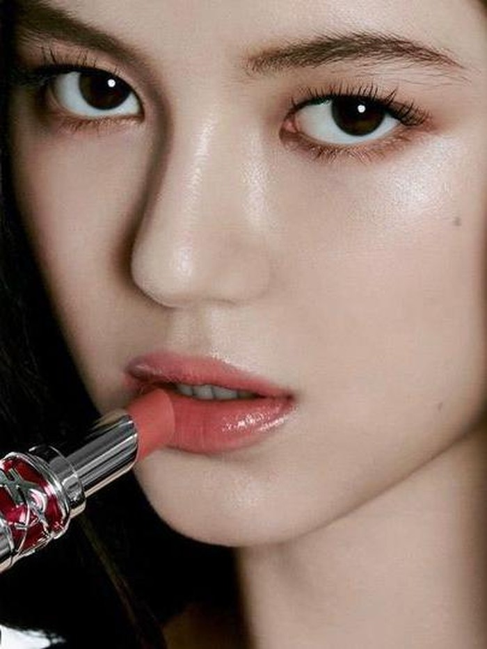 Sementara itu, pada Januari 2023 lalu, Danielle sempat mengejutkan penggemar karena kehadirannya sebagai tamu dalam fashion show Saint Laurent di Paris Fashion Week./ foto: instagram.com/voguekorea