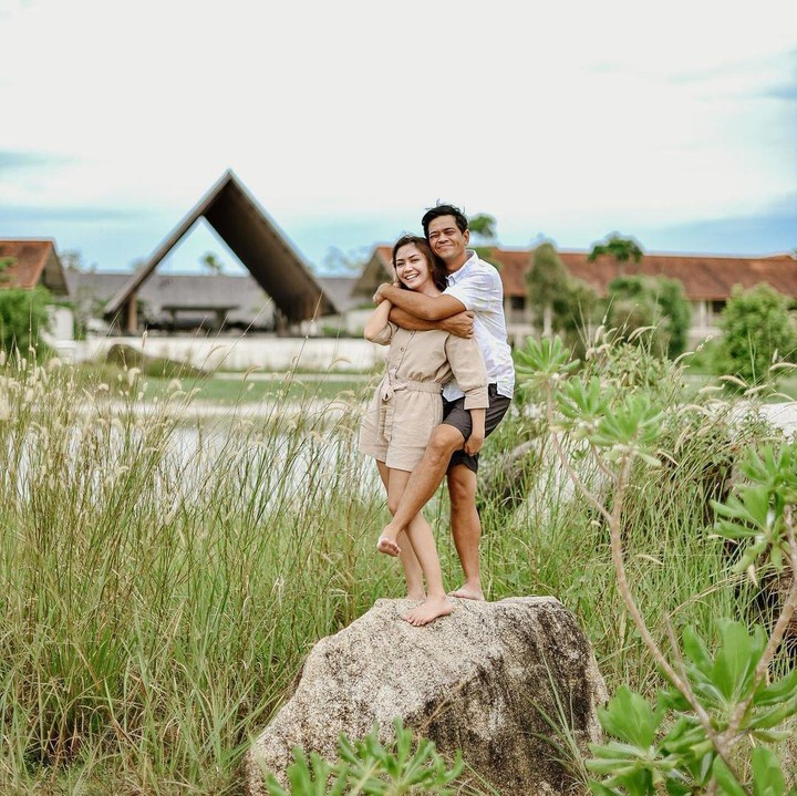 <p>Sembilan tahun bersama, Surya dan Tyara masih kerap tampil mesra nih, Bunda. Hal ini terlihat dari unggahan kebersamaan mereka di Instagram. (Foto: Instagram @tyararenata)</p>