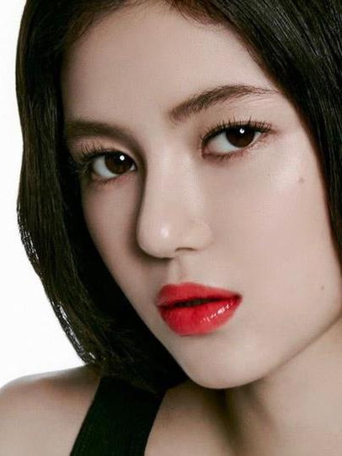 Tampilan makeup Danielle cukup berbeda karena terlihat sedikit lebih dewasa. Ia juga mendapatkan banjir pujian dari netizen karena visual-nya yang memesona./ foto: instagram.com/voguekorea