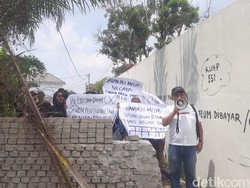 Detik-detik Tembok Pensiunan TNI Tutup Jalan Umum di Medan Dibongkar