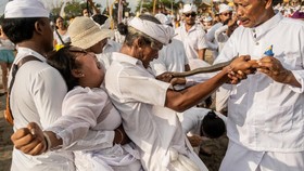 FOTO: Umat Hindu Jalani Ritual Melasti untuk Bersihkan Jiwa