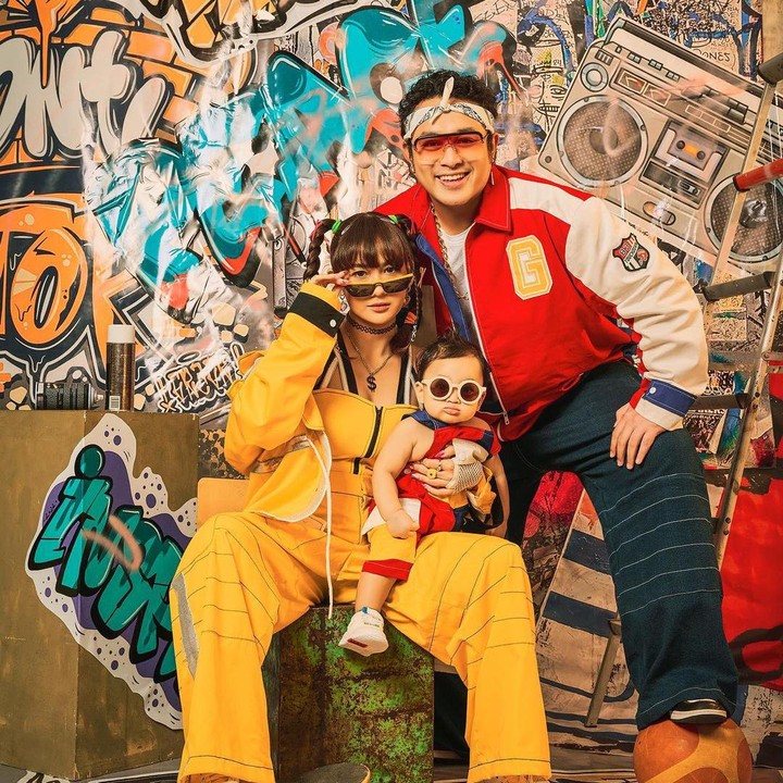 <p>Baby Gin yang bergaya bak penyanyi Hip-Hop pun tentu mencuri perhatian netizen. Seperti akun @sya*** yang berkomentar, "Gemesss banget." Bukan tanpa alasan, Baby Gyn nampak mengenakan kacamata hitam seperti sang bunda. (Sumber: Instagram @adieztyfersa)</p>