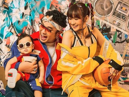5 Potret Keluarga Gilang Dirga Berkonsep Unik, Baby Gin Gemas Berkostum ala 90's
