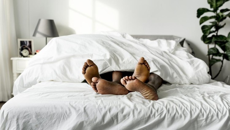 Berhubungan suami istri Black couple lying on bed together sex concept