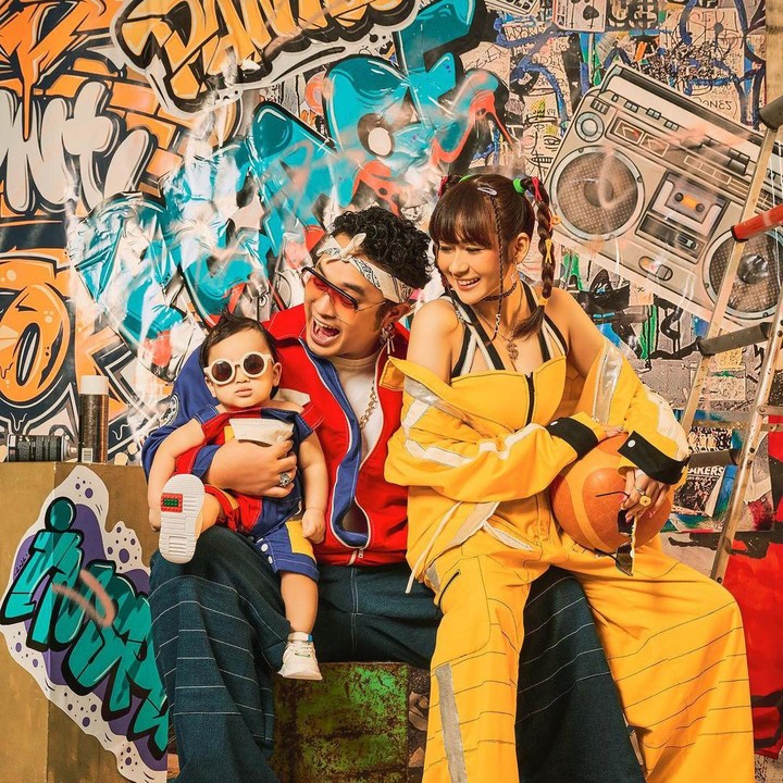 <p>Brainstorming konsep yang cukup lama membuahkan hasil yang sepadan ya, Bunda. Look 90's Hip-Hop pun terlihat sangat cocok dengan keluarga ini. Harmonis selalu, Gilang dan keluarga! (Sumber: Instagram @adieztyfersa)</p>