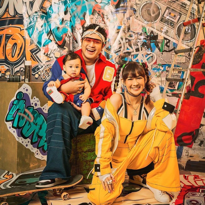 <p>Akhirnya mereka memutuskan untuk bergaya ala anak-anak 90s yang khas dengan hip-hop. Bagaimana penampilan Baby Gin? Sukses bikin gemas para penggemar keluarga mereka nih, Bunda. (Sumber: Instagram @adieztyfersa)</p>