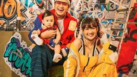 <p>Akhirnya mereka memutuskan untuk bergaya ala anak-anak 90s yang khas dengan hip-hop. Bagaimana penampilan Baby Gin? Sukses bikin gemas para penggemar keluarga mereka nih, Bunda. (Sumber: Instagram @adieztyfersa)</p>