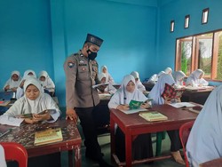 Kisah Briptu Julham Ngajar Bahasa Arab hingga Bantu Eks Napi Hijrah