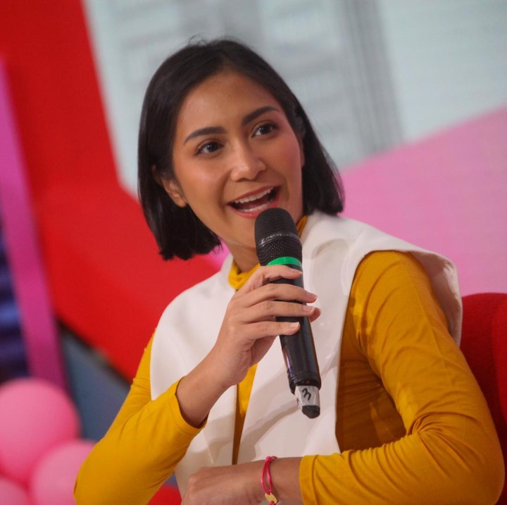 <p>Artis Caca Tengker sudah beberapa tahun belakangan ini menggeluti profesi psikolog klinis dewasa. Adik Nagita Slavina ini menyelesaikan pendidikan S2 Profesi Psikologi di Universitas Atmajaya pada tahun 2021 dan mengambil sertifikasi psikolog. Caca banyak menerapkan ilmunya dalam mengasuh dua anaknya, Ansara Maisadipta Tamin dan Aruni Damina Tamin. Meski begitu, dia tidak mau menjadikannya sebagai tolok ukur pola pengasuhan. "Sebelumnya memang sebisa mungkin selalu diterapkan ilmunya ke anak-anak. Tapi, balik lagi semua teori yang dipelajari selama masa studi, menurut aku tetap balikin lagi ke orang tuanya," kata Caca beberapa waktu lalu. (Foto: detikcom/Andhika Prasetia)</p>