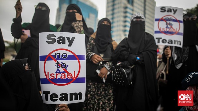 Massa aksi Tolak Timnas Israel menyebut Israel masih menjajah Palestina. Sementara amanat UUD 1945 Indonesia menolak segala bentuk penjajahan di atas dunia.