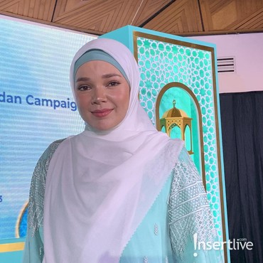 Kejar Malam Lailatur Qadar, Dewi Sandra Kembali Belajar Baca Al-Quran
