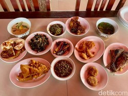 Di RM Kencana Sabang Ini Ada Nasi Rames 30 Lauk dan Es Jokowi
