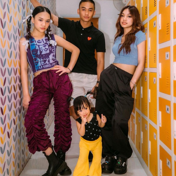 <p>Salah satu keluarga seleb Tanah Air yang kerap mencuri perhatian adalah Anak-anak Nola B3. Ia kerap mengunggah kebersamaan empat anaknya di media sosial. Dilengkapi dengan caption, "Siblings" Nola mengunggah foto keempat anaknya yang sedang berpose kompak pada 19 Maret 2023 lalu. (Sumber: Instagram @rafianola)</p>