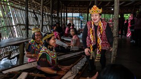 Lestarikan Budaya, Puan Kunjungi Rumah Betang Kenakan Rompi Tenun Ikat