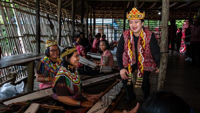 Puan Maharani berkomitmen melestarikan warisan budaya saat mengunjungi Rumah Betang Ensaid Panjang mengenakan rompi tenun ikat Dayak.