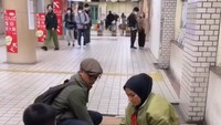 <p>Enno Lerian bahkan sempat membongkar kopernya di tengah-tengah keramaian tempat umum demi mencari suatu barang. "Gini amat liburan," curhatnya. (Foto: Instagram @ennolerian_)</p>