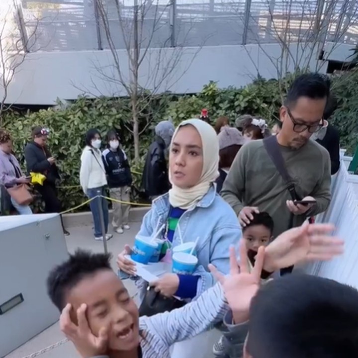 <p>Enno Lerian terlihat pasrah ketika anak-anaknya sempat bercanda hingga berkelahi di tengah agenda liburan mereka. Namun, Enno tak lupa mengajak mereka berhenti sesekali untuk mengambil foto. "Jangan pada bawel ya kalau dikit-dikit berhenti buat foto, tiap sudut bundanya gemes banget pengen foto foto terus. Ingat, harus rajin bantuin bunda ngonten, biar liburan balik modalnya cepat," ujarnya. (Foto: Instagram @ennolerian_)</p>