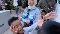 <p>Enno Lerian terlihat pasrah ketika anak-anaknya sempat bercanda hingga berkelahi di tengah agenda liburan mereka. Namun, Enno tak lupa mengajak mereka berhenti sesekali untuk mengambil foto. "Jangan pada bawel ya kalau dikit-dikit berhenti buat foto, tiap sudut bundanya gemes banget pengen foto foto terus. Ingat, harus rajin bantuin bunda ngonten, biar liburan balik modalnya cepat," ujarnya. (Foto: Instagram @ennolerian_)</p>