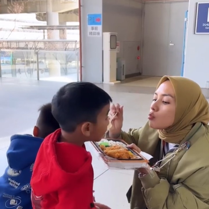 <p>Di tengah agenda liburan mereka, Enno Lerian juga tak lupa menyuapi anak-anak dengan bekal yang mereka bawa. (Foto: Instagram @ennolerian_)</p>