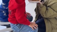 <p>Di tengah agenda liburan mereka, Enno Lerian juga tak lupa menyuapi anak-anak dengan bekal yang mereka bawa. (Foto: Instagram @ennolerian_)</p>