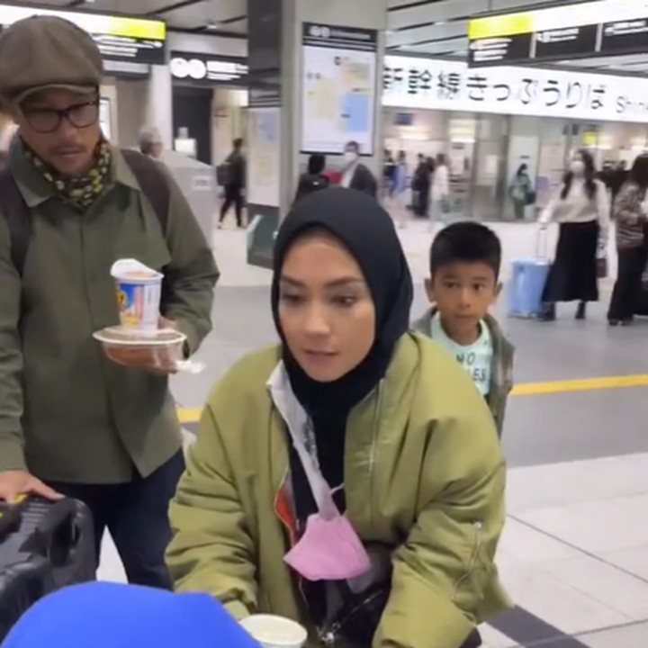 <p>Enno Lerian terlihat berlari-lari kecil sambil mendorong koper di stasiun. Ia juga membawa beberapa makanan yang dibeli dari toko swalayan. Enno bercerita, ia telah melewati berbagai macam drama ketika berada di Jepang. "Dengan segala macam dramamya, dari paspor hilang, jadwal bentrok sama kerjaan, dokumen ketinggalan, rempong sendirian, Alhamdulillah jadi juga kesini," kata Enno. (Foto: Instagram @ennolerian_)</p>