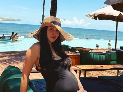5 Potret Kehamilan Estelle Linden Pamer Baby Bump di Bali