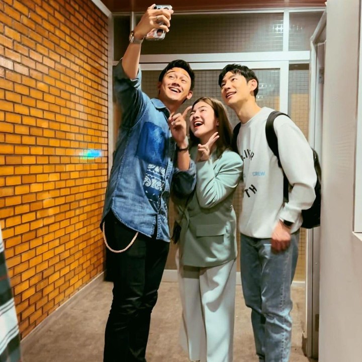 <p>Aktor drama Korea Lee Ji Hoon sudah berada di Indonesa untuk acara fan meeting di Jakarta, Bunda. Bintang <em>Taxi Driver</em> ini dijemput oleh Felicya Angelista secara langsung di bandara, lho. (Foto: Instagram @felicyangelista_).<br /><br /><br /></p>