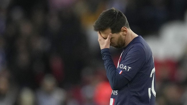 Lionel Messi kembali mendapat kritik dari suporter setelah berkelakuan aneh saat Paris Saint-Germain (PSG) kalah 0-2 dari Rennes di Liga Prancis, Minggu (19/3).