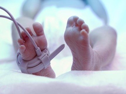 7 Alasan Bayi Perlu Dirawat di Ruang NICU, Penanganan & Peran Orang Tua
