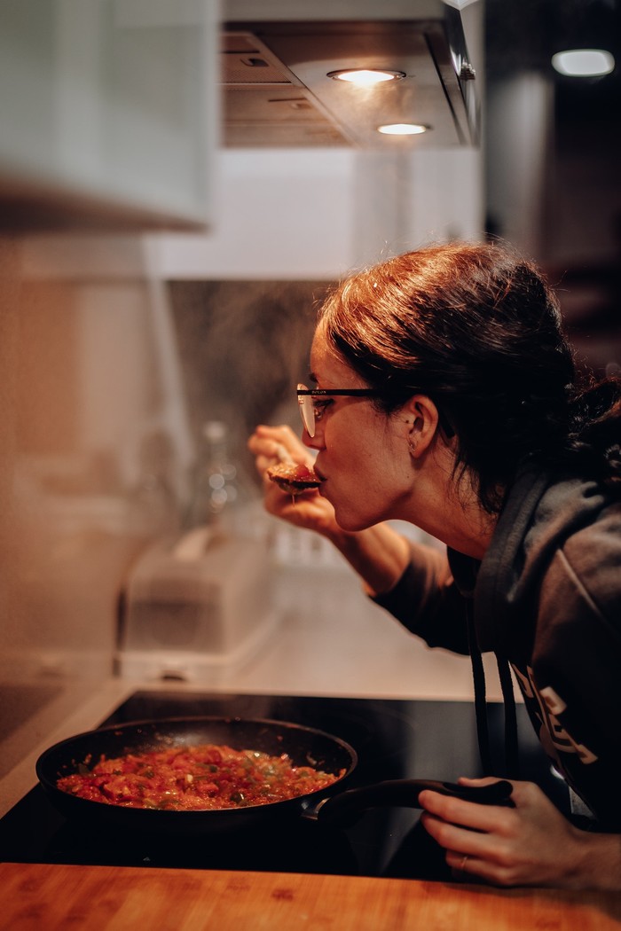 Ilustrasi menyicipi makanan saat berpuasa/Foto: Pexels/Juan Pablo Serrano Arenas