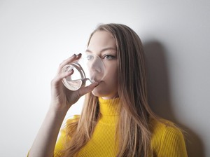Hindari Dehidrasi Saat Berpuasa dengan Aturan Minum 8 Gelas Air Putih