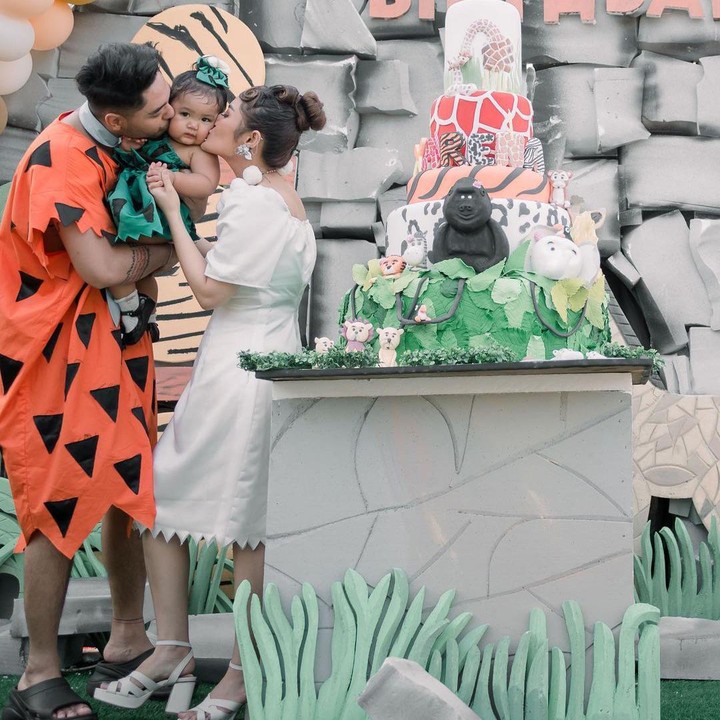<p>Kegemasan Xarena di acara ulang tahunnya pun berhasil mencuri hati Netizen. Salah satunya adalah akun @_cl*** yang berkomentar, "hepii birthday xarena gk kerasa udah setahun padahal kemarin dia masih kecil,tetap gemes ya."(Sumber: Instagram @krisjianabah)</p>