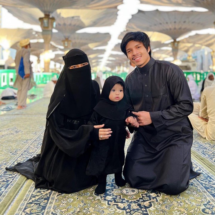 <p>Kebahagiaan juga dirasakan oleh Atta Halilintar yang pertama kali menginjak Tanah Suci bersama istri dan putrinya, nih. "Dream come true Pertama kali ke rumah nabi sama istri dan putriku. Allahumma shalli 'ala Muhammadin wa 'ala alihi wa sallim," ujarnya. (Foto: Instagram @attahalilintar)</p>