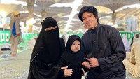 <p>Kebahagiaan juga dirasakan oleh Atta Halilintar yang pertama kali menginjak Tanah Suci bersama istri dan putrinya, nih. "Dream come true Pertama kali ke rumah nabi sama istri dan putriku. Allahumma shalli 'ala Muhammadin wa 'ala alihi wa sallim," ujarnya. (Foto: Instagram @attahalilintar)</p>