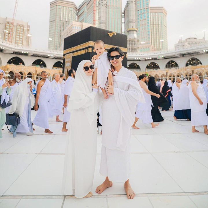 <p>Keluarga artis Tanah Air selalu menuai sorotan publik, ya? Berbagai aktivitas yang mereka lakukan selalu mencuri perhatian, termasuk ketika sedang pergi beribadah umrah. Beberapa artis menunjukkan kekompakan mereka bersama keluarga dengan membawa anak ke Tanah Suci. (Foto: Instagram @dindahw)</p>